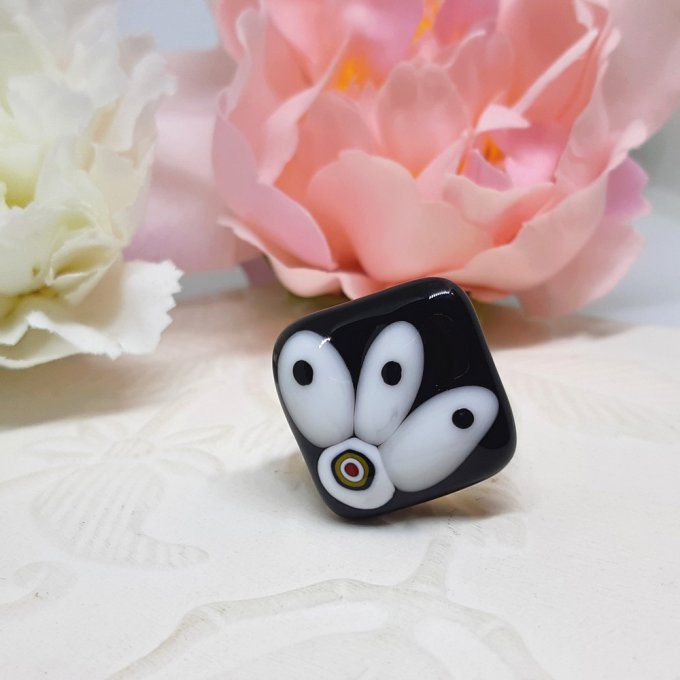 **Flora** - Bague  cabochon en verre de Murano au motif floral noir et blanc et laiton doré or fin