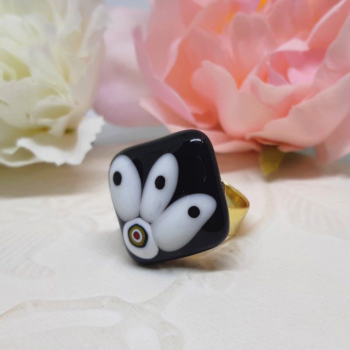 **Flora** - Bague  cabochon en verre de Murano au motif floral noir et blanc et laiton doré or fin