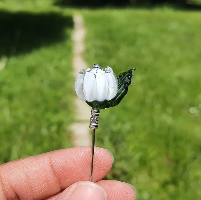 **Bouton de fleur** Fibules en verre filées à la flamme