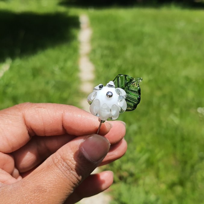 **Bouton de fleur** Fibules en verre filées à la flamme