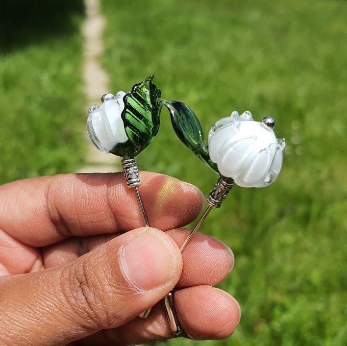 **Bouton de fleur** Fibules en verre filées à la flamme