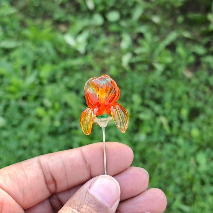 **Fleur d'Iris* Fibule en verre filée à la flamme 