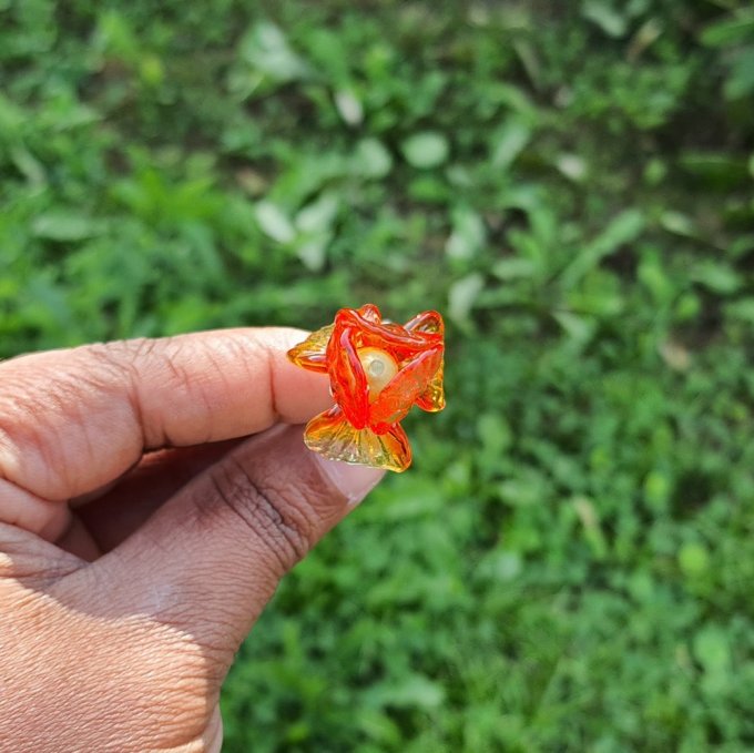 **Fleur d'Iris* Fibule en verre filée à la flamme 