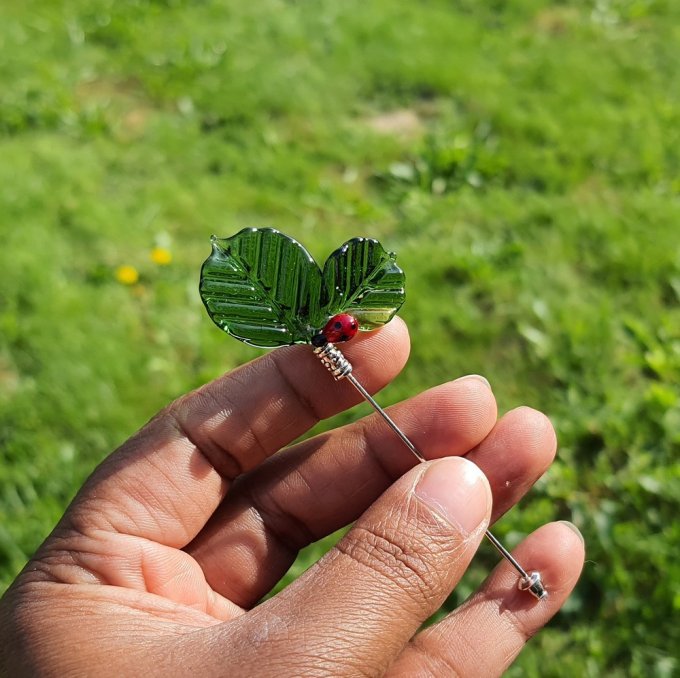 **Petite feuille ** Fibule en verre filée à la flamme