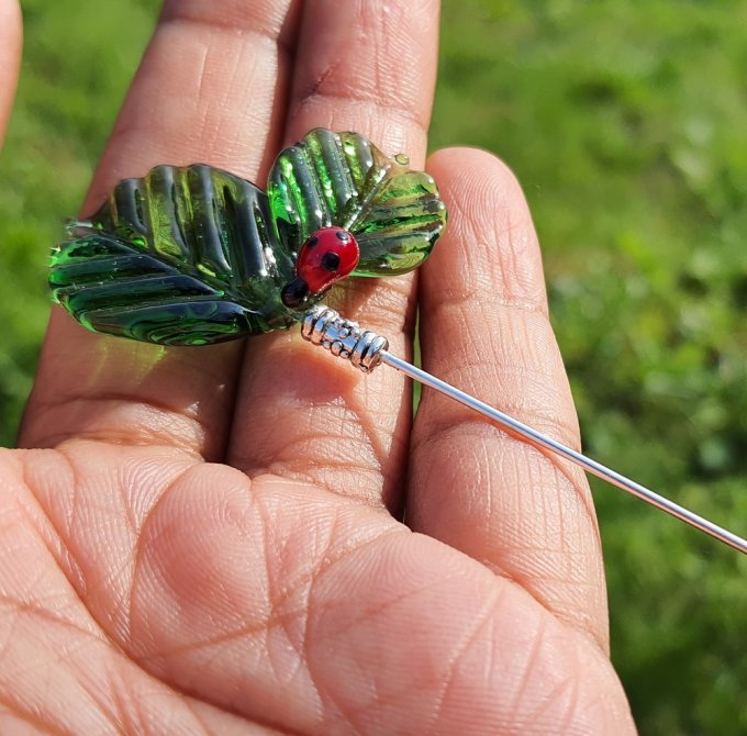 **Petite feuille ** Fibule en verre filée à la flamme