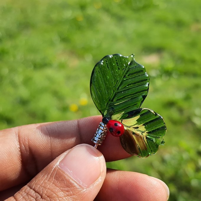 **Petite feuille ** Fibule en verre filée à la flamme