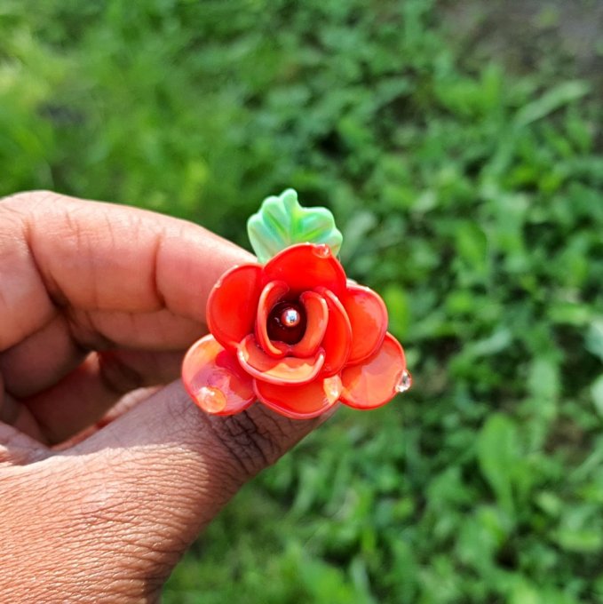 **Rose rouge** - Fibule en verre filée à la flamme