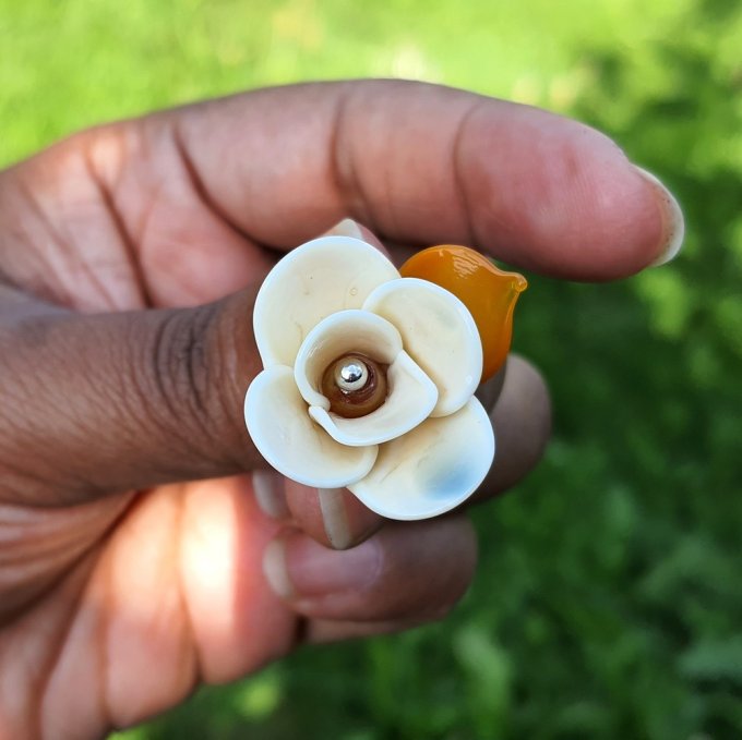 **Rose beige ** Fibule en verre filée à la flamme